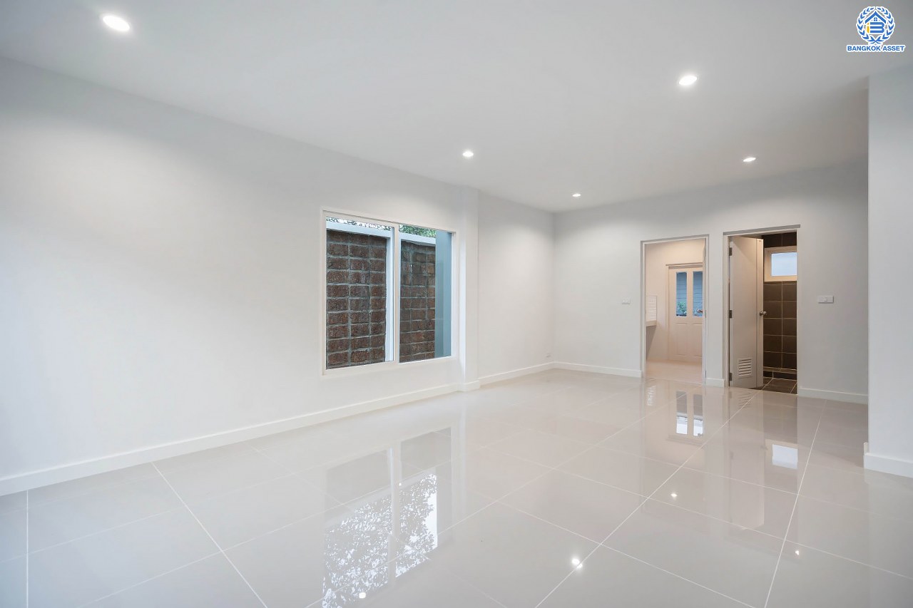 บ้านมือสองตกแต่งใหม่ โครงการ คาซ่าแกรนด์ รัตนาธิเบศร์-ราชพฤกษ์ หลังมุม บ้านเดี่ยวจากแบรนด์ Q.House เนื้อที่ 87.5 ตร.ว. ฟังก์ชัน 3 ห้องนอน 3 ห้องน้ำ จอดรถได้ถึง 4 คัน พร้อม Facilities ครบครัน บนทำเลเดินทางสะดวก ติดถนนราชพฤกษ์ ใกล้เซ็นทรัลเวสต์เกต และรถไฟฟ้าสายสีม่วง "สถานีบางรักใหญ่"